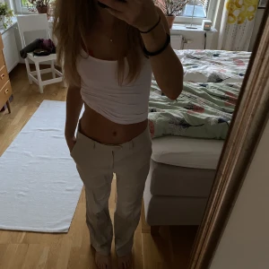 Lågmidjade tygbyxor!! - Skit snygga lågmidjade tygbyxor/chinos! Sitter super fint och matchar till allt😍😍