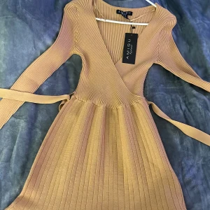 Klänning från Amisu - Fick i present aldrig använd prislappen finns kvar