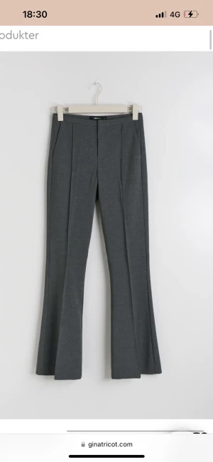 Gina tricot byxor - Köpte byxorna i somras och använd fåtal gånger. Säljer för att jag inte tycker den passar mig. Köpte för 450.