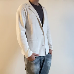 John Henric Kofta  - John Henric Kofta/kavaj - storlek L - varan är i jätte fint skick, inga flaws - modellen är 188cm och 83kg - vid frågor eller funderingar är det bara att skriva!