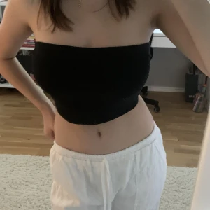 Tubtopp  - Säljer denna fina croppade bandeau topp från H&M 💕Nästan oanvänd pga för stor för mig 😊 Perfekt till alla outfits!!