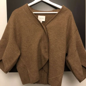 Mysig Dagmar Kofta - säljer nu denna så mysiga Dagmar koftan. Den är i en mysig brun färg som inte längre går att köpa. Tröjan är endast testad och Storlek S men oversized så passar nog flera storlekar också. Nypris:4000kr Mitt pris:1500kr! Skriv om det finns frågor!