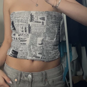 Korsett Zara strl S - Cool korsett från Zara med tidningstryck😍Väldigt skön för att vara en korsett och är i mesh tyg🤍Strl S men passar även XS då den är lite mindre i storlek❤️ Superskick! Frakt tillkommer kramis💕