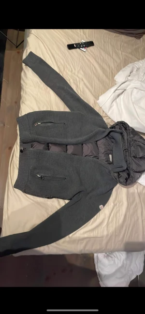 Moncler cardigan - Moncler hooded down cardigan Xl/L  Kvittot finns kvar 