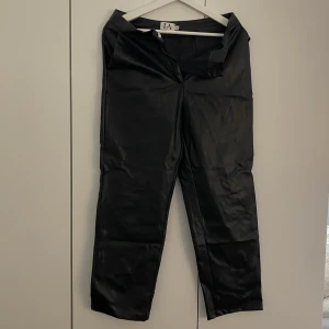 Skinnbyxor - Skinnbyxor från Nakd i storlek 34. En knapp på insidan fattas, påverkar dock inte 