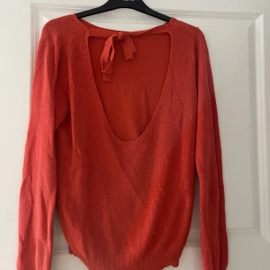 Tröja - Tröja med öppen rygg med knyte i nacken, i mycket gott skick 