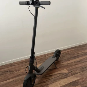 Nineboot electro scooter - Ninebot Electric Scooter    En prima nästan ny i skicket el-scooter som maxar en hastighet på 20 km/h     Inga skador eller fel och redo att köras  Laddare ingår👍 (Kan lämnas hos er för ersättning