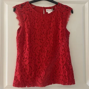 Linne - Rött linne med spets på i mycket gott skick 