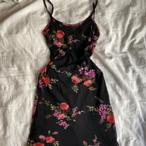 Söt klänning - Säljer denna vintage blommiga klänning❤️‍🔥