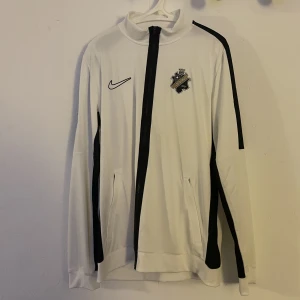 Aik kofta - Aik kofta storlek L slim fit. Helt oanvänd. Köpt för 800kr