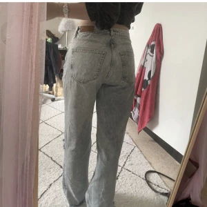 Jeans - Ljusblå jeans med hål och slitningar, det är hög midja men går att dra ner så de blir lite lägra som jag har gjort på bilderna, från BikBok storlek 28 stil jp regular wide 520
