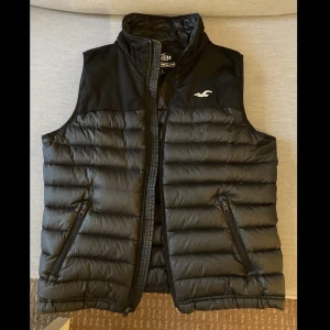 Hollister Väst - Säljer en super skön Hollister Dun-Väst då den blivit för liten på mig. Storlek S. Kan gå ner i pris vid en snabb och smidig affär, tveka inte på att skriva om du har några funderingar!