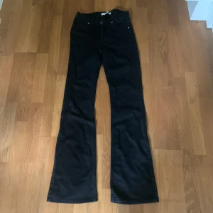 Bootcut jeans - Fint skick. Det enda är att dragkedjan inte går att dra ned helt men det är inget som syns. Innerbenslängd 78 cm.
