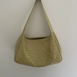 Bottega  inspirerad väska  - Såå fin botega inspirerad väska köpt vintagesom tyvärr aldrig kommit till användning💔Säljer för 250 kr! Skicka för fler bilder✨ 