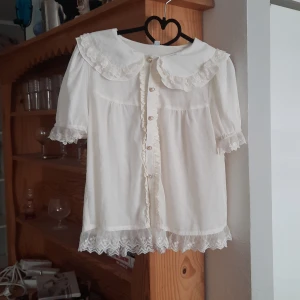 Blus med krage! - Storlek; MEDIUM