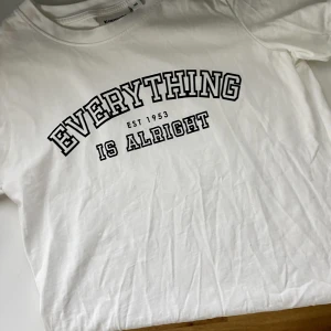 T-shirt kappahl  - En helt ny t-shirts från kappahl med tryck på. Aldrig andvänd. Nypris 200kr. Tveka inte att höra av dig om du undrar över något!