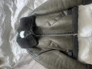 Jätte fin läder och päls jacka från Zara. Köptes förra vintern, men har inte använt mycket så den är bra kondition!