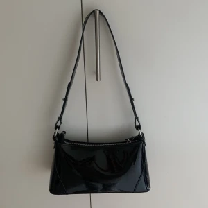 Handväska - Väska i lack från Nelly. Knappt använd. 