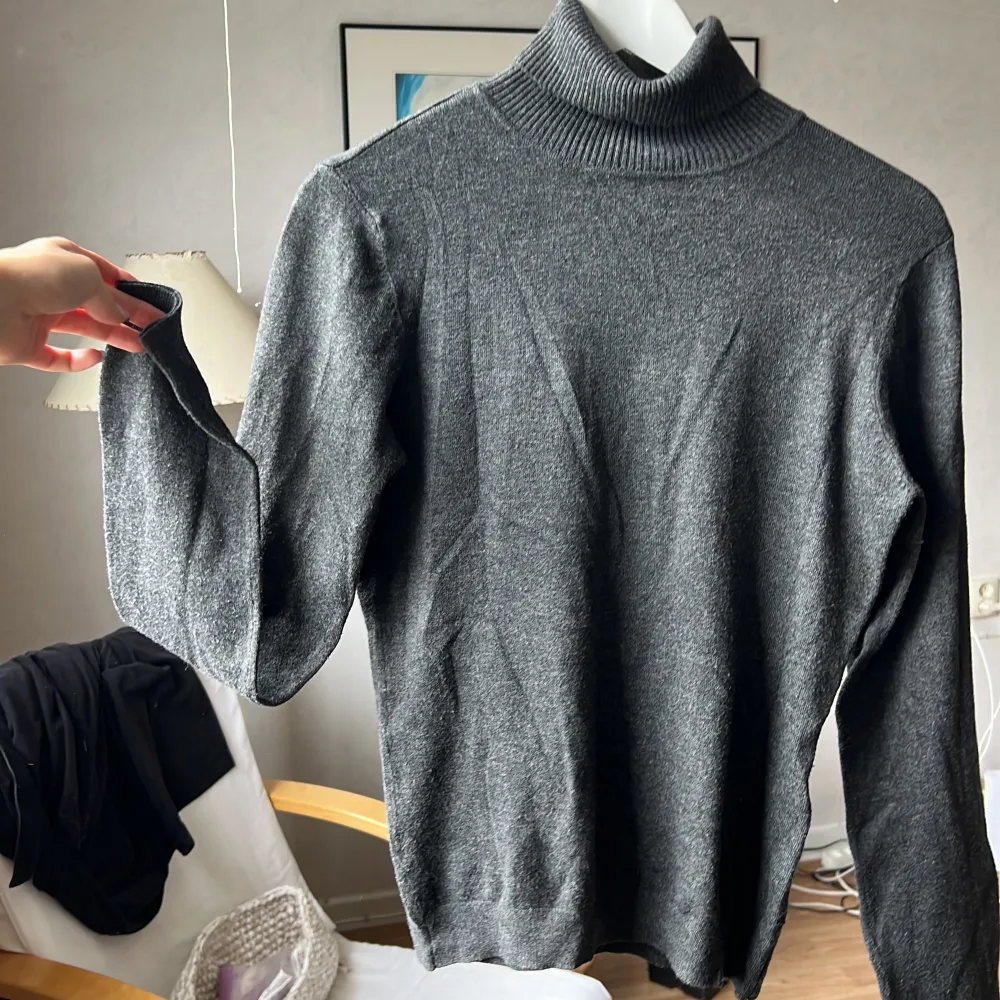 Mjukaste tröjan ever från VeroModa med lång polokrage som du kan vila hur du trivs den med.🩶🩶. Tröjor & Koftor.