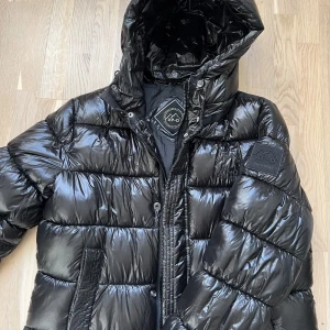 Superdry XP-D  pufferjacket - Vinterjacka från superdry i nyskick, endast använd en gång❣️Nypris 1500 kr. Storlek EU 40 men skulle säga att den är något liten i storleken🥰