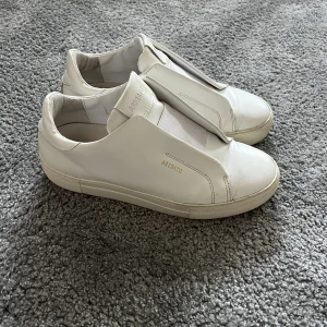 Axel Arigato sneakers  - Säljer mina Clean 360 Lacesless Sneakers då jag inte får användning av dem längre🫶🏼 Köpta för 2550kr på Axel Arigatos hemsida. Tecken på användning finns som ni ser på bilderna därav priset🥰