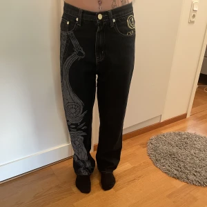 Jeans - Säljer nu dessa snygga baggy jeans jag köpt second hand:) jag har sytt in jeansen i båda midja och längd, jag har vanligtvis 27-28 i midjan och är 165cm lång!!