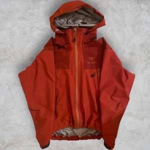 arcteryx 2006 Alpha LT skaljacka - sjuk shell arc jacka från 2006. köpt på ettresex! gammal modell me gammal cw (rare) gotetexen har för det nästa släppt:/ men vindtät. size M, ja e 180 o dem sitter bra! flaws : sömmar har lotsnat på innertagen. limm har släppt, (gör ingen skillnad)