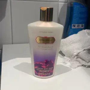 Love spell body lotion från Victorias secret. Väldigt mycket kvar i och luktar jätte gott. 