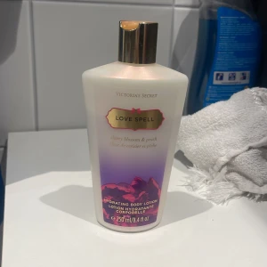 Victorias secret - Love spell body lotion från Victorias secret. Väldigt mycket kvar i och luktar jätte gott. 