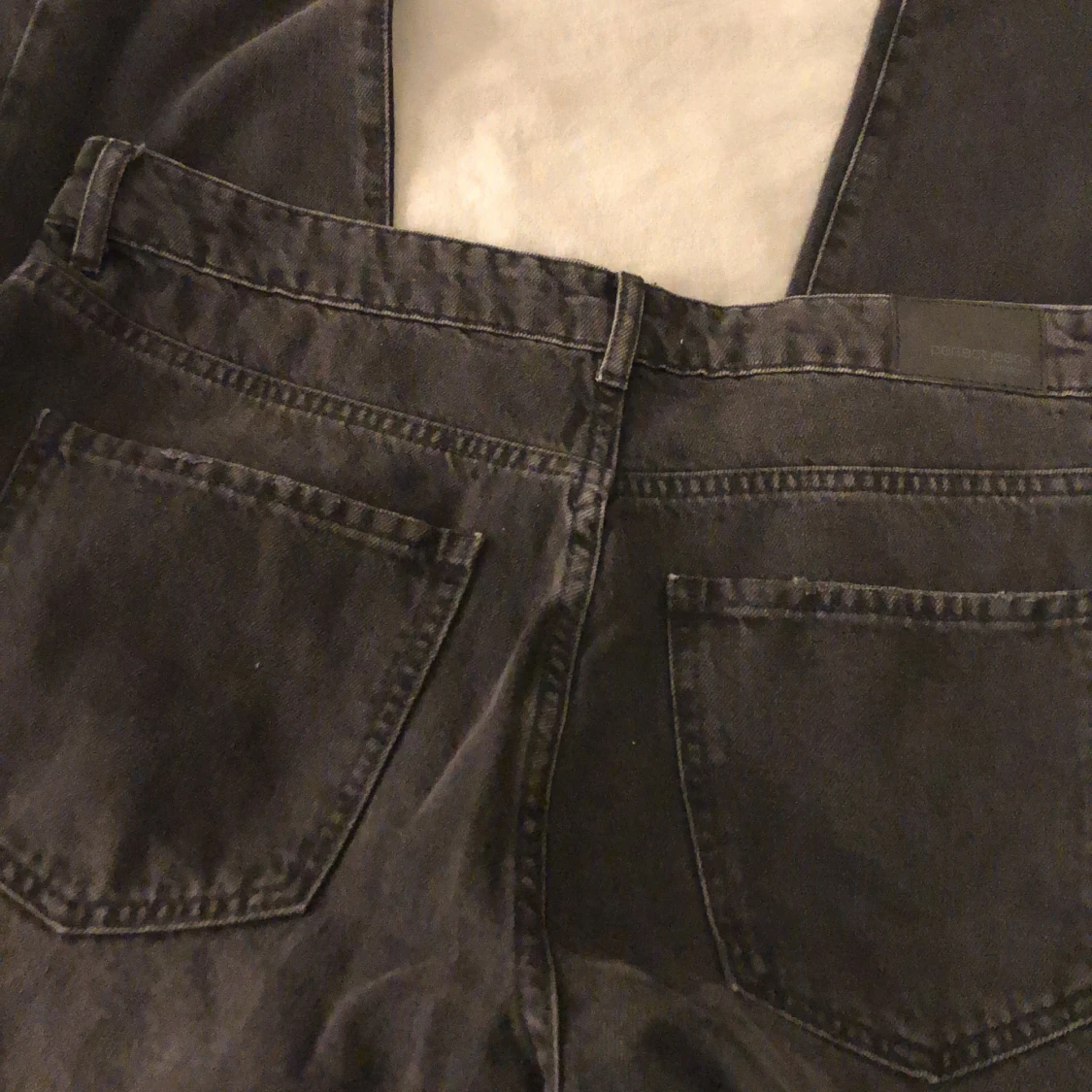 Svarta jeans i nyskick  - 90