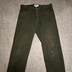 YMC papa Jean relaxed fit i färgen Olive.  Endast testade. Köpta för 1945kr Ganska vida i ben öppningen. Lägger sig bra över skorna. Storleken är 32/32