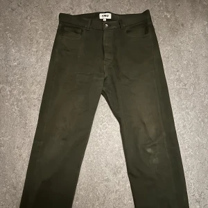 YMC papa Jean relaxed fit - YMC papa Jean relaxed fit i färgen Olive.  Endast testade. Köpta för 1945kr Ganska vida i ben öppningen. Lägger sig bra över skorna. Storleken är 32/32