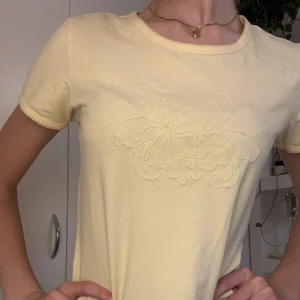 Speciell topp i  gult 💛  - Köpt på second hand. Har som ett insytt mönster framme på och lite paljetter 🌟