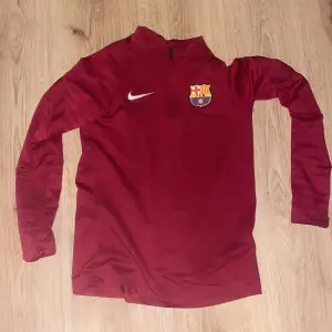 Vin röda långarmade Barca tröjan storlek 147-158 300 kr priset kan sänkas. Orange Barca t-shirt med Messi i ryggen storlek158-170 250kr. Båda är äkta. Priset kan sänkas 