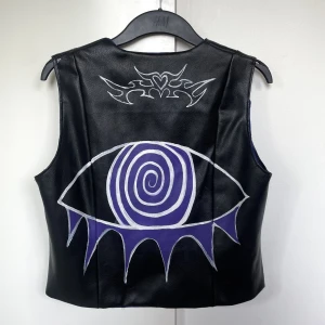 Väst - Unik handmålad väst i läderimitation & lila foder 