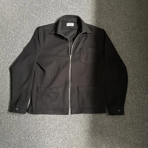 Overshirt - En svart overshirt från ciszere, mycket fint skick i strl. Large. Sitter rätt bra på mig som är 194cm. Hör gärna av er vid intresse så kan jag skicka fler bilder!