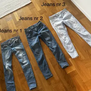 Jeans nr 1 är från H&M och är i storlek 29/32. Jeans nr 2 är från Nelly och är i storlek 40. Jeans nr 3 är från mango och är i storlek 40. 