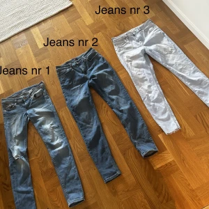 Jeans  - Jeans nr 1 är från H&M och är i storlek 29/32. Jeans nr 2 är från Nelly och är i storlek 40. Jeans nr 3 är från mango och är i storlek 40. 
