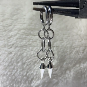 Layerd hoop earrings with curved studs - Dessa örhängen är till största dels gjorda av rostfritt stål vilket innebär att de förmodligen inte förstörs om de kommer i kontakt med vatten och allmänt håller längre. Rostfritt stål ändrar inte färg som att ndra material ,perfekta för vardaglig användn