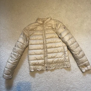Moncler jacka - Jättesöt moncler dunjacka longue saison med en liten volang längst ner! Har tyvärr ej kvitto med finns kod i jackan! 