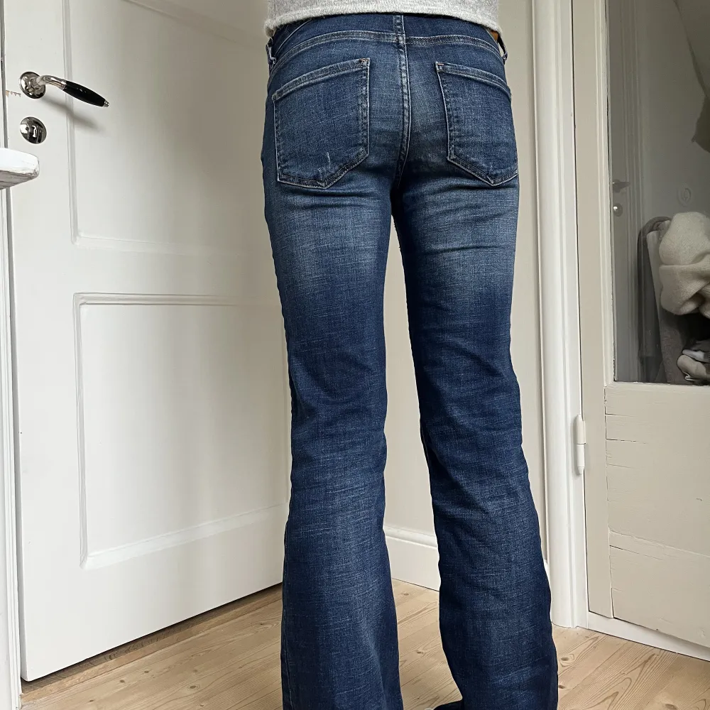 Säljer dessa jeans då de var för stora för mig (inte jag på bilden). Tjejen på bilden är 168! Skriv för fler bilder eller andra frågor!💞💞. Jeans & Byxor.