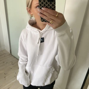The cool elephant hoodie - Så snygg hoodie från the cool elephant med snyggt tryck bak på ryggen!🤍