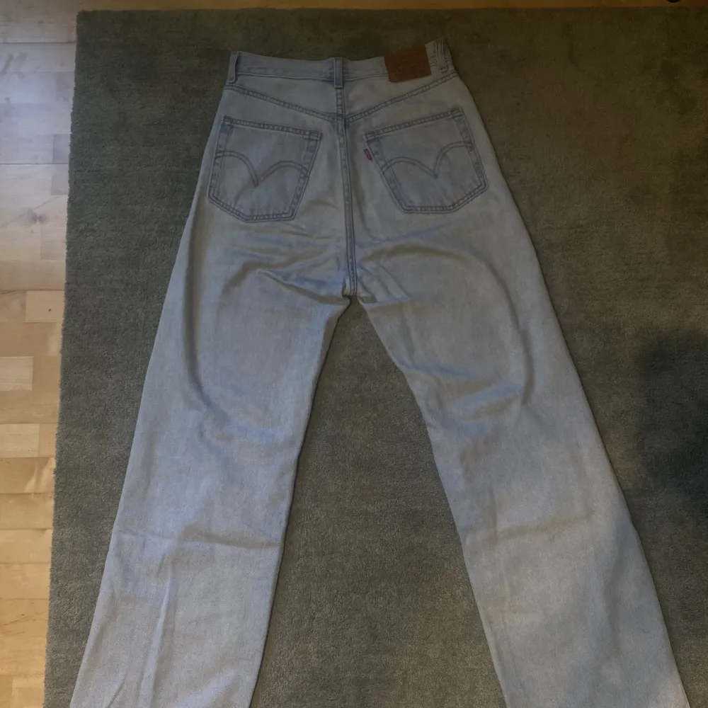 Ljusblå Levi’s ”high loose” jeans. Sparsamt använda & i fint skick. Storlek W26 L31. Jeans & Byxor.