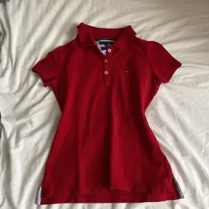 Röd tröja från Tommy Hilfiger. Inga defekter. Storlek xs.