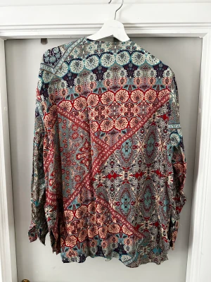 Skjorta i olika färger  - En cool skjorta/ blus från By Blue M/L