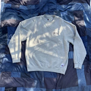 Vintage Russell sweatshirt  - Otrolig fin grå sweatshirt som knappt är använd, inga fläckar eller hål. Dm vid frågor:)