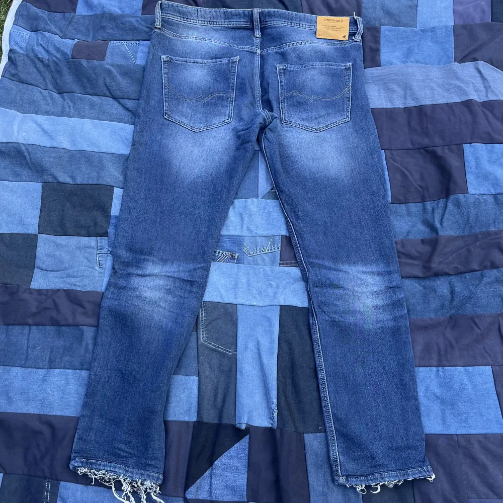 Sjukt snygga vintage jeans från Jack and Jones, jeans gjort i mjukisbyxmatrial, jätte bra Cond. Midjemått rakt över 49 cm, total mått 106 cm, benöppning  18 cm. Dm vid frågor:). Jeans & Byxor.