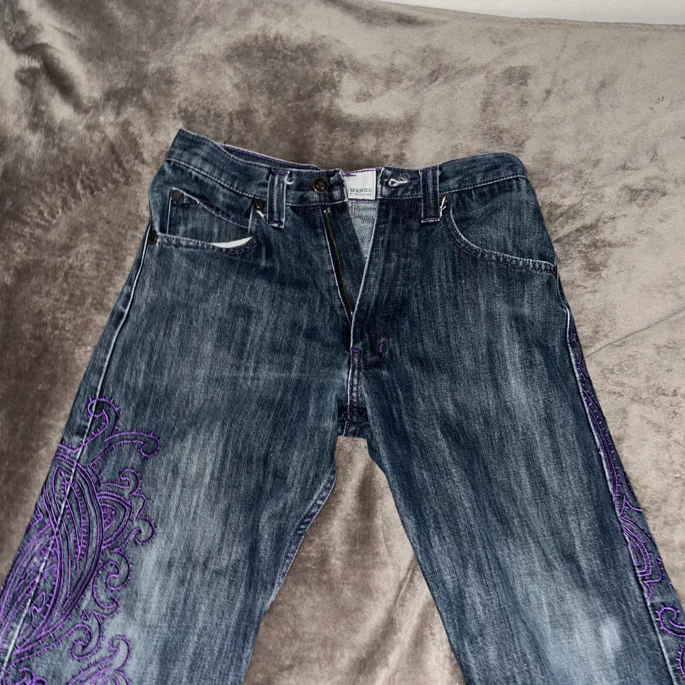 jeans som jag aldrig använt, men köpte dom på en loppis och tvär coolt mönster, slim fit. Jeans & Byxor.