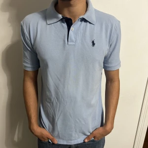 Ljusblå Ralph lauren piké  - Ljusblå Ralph lauren piké i storlek S  