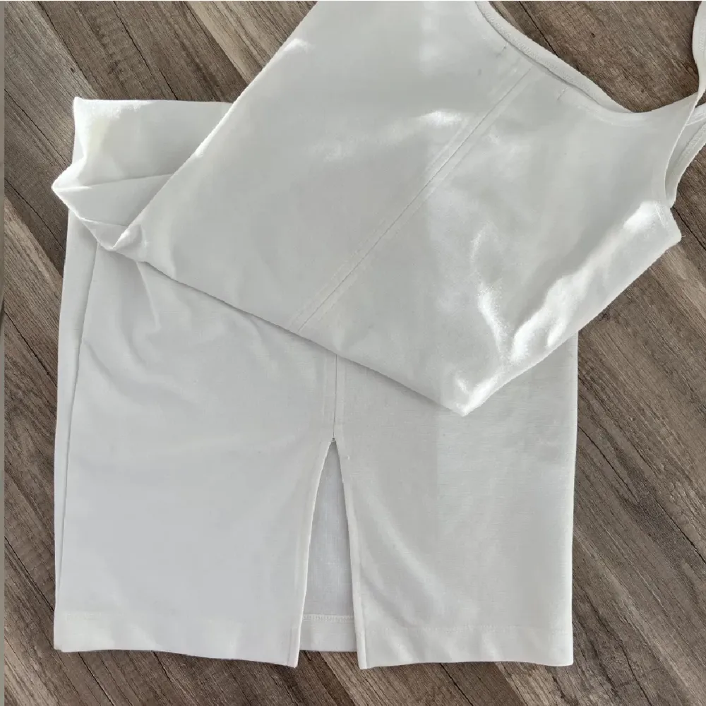 vit klänning från bikbok! använd någon enstaka gång, annars  bara legat i garderoben 🤍 . Klänningar.
